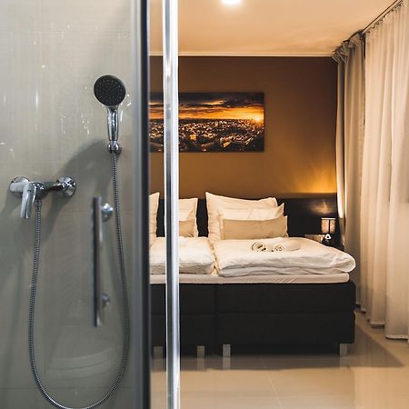 Silesia Residence ออสตราวา ภายนอก รูปภาพ A shower in a hotel room