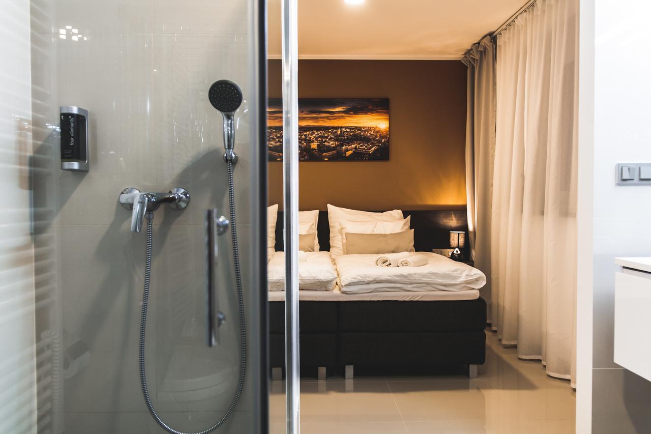 Silesia Residence ออสตราวา ภายนอก รูปภาพ A shower in a hotel room
