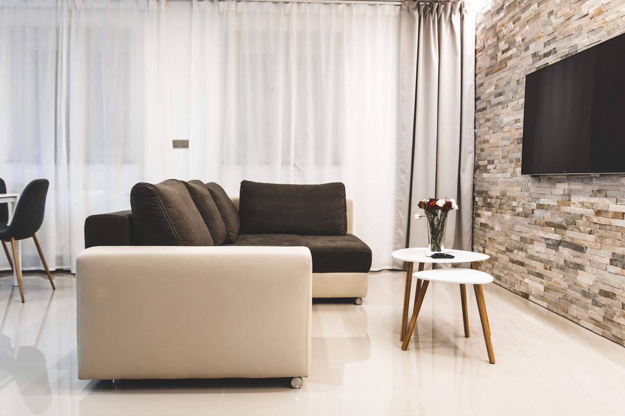 Silesia Residence ออสตราวา ภายนอก รูปภาพ A living room with a flat screen television