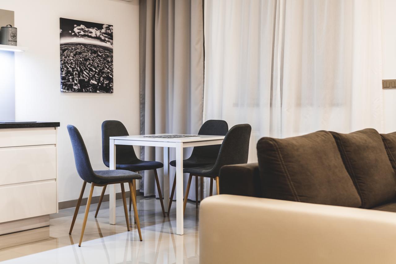 Silesia Residence ออสตราวา ภายนอก รูปภาพ A living room with a dining table