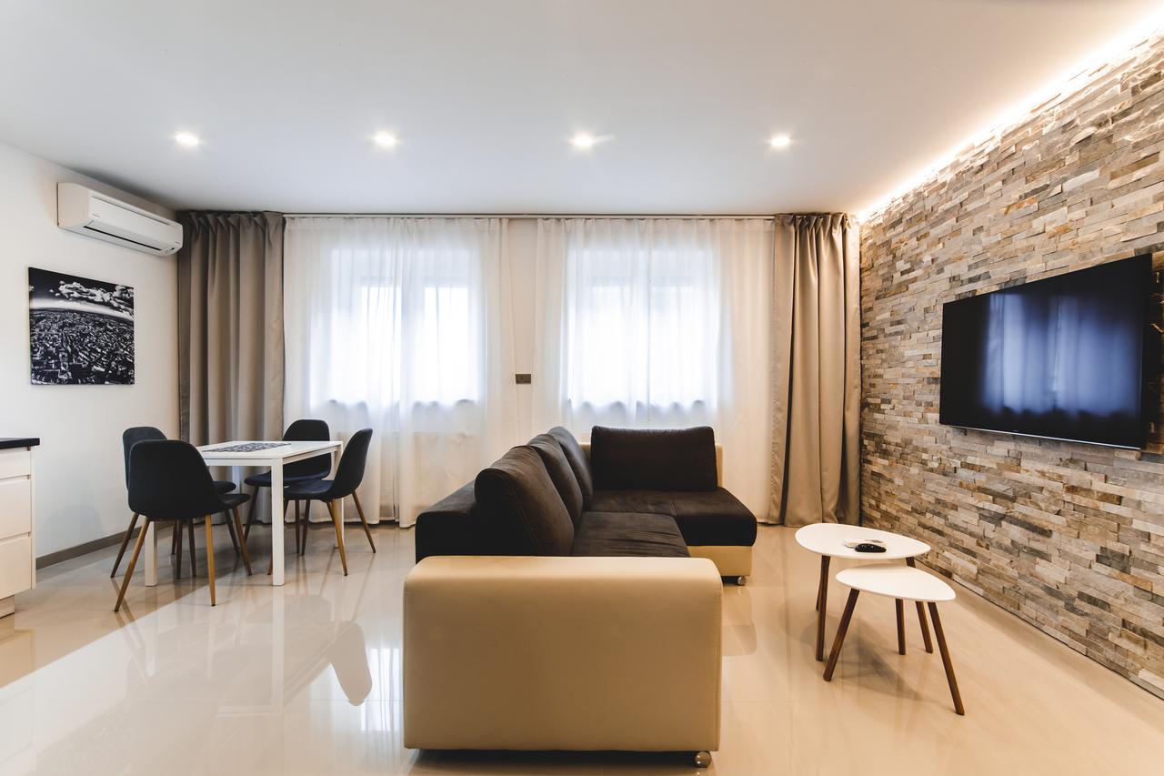 Silesia Residence ออสตราวา ภายนอก รูปภาพ A living room with a television