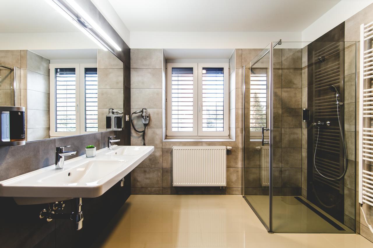 Silesia Residence ออสตราวา ภายนอก รูปภาพ Bathroom with shower