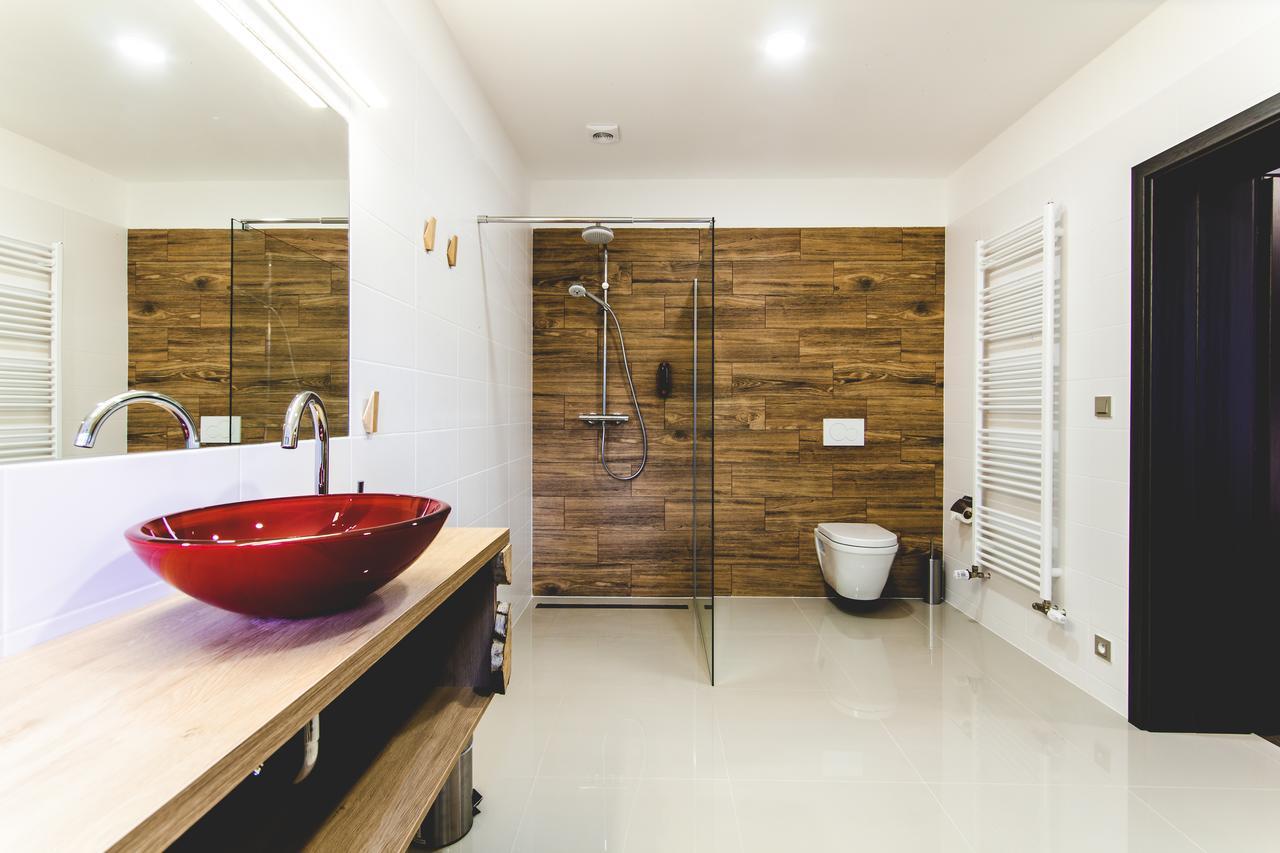 Silesia Residence ออสตราวา ภายนอก รูปภาพ Bathroom with shower