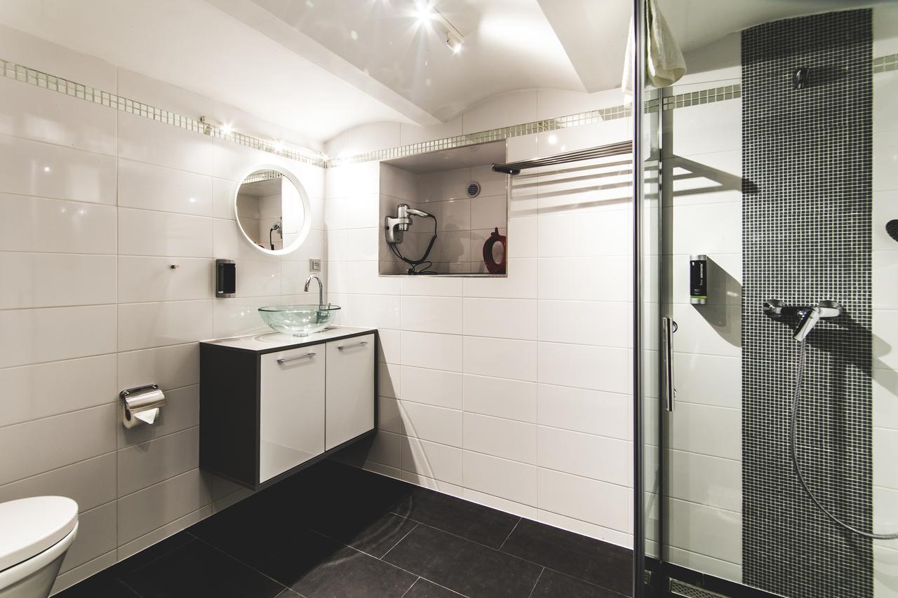Silesia Residence ออสตราวา ภายนอก รูปภาพ Bathroom with shower